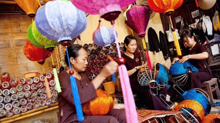 making Hoi An lantern