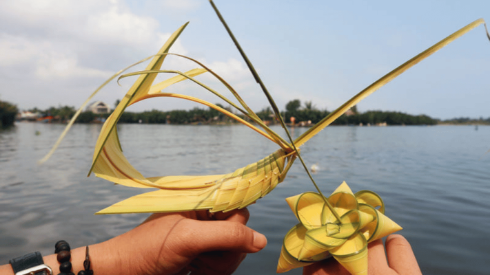 Making handicrafts from coconut leaves