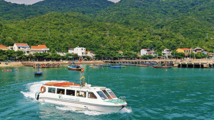 Speedboat in cham island
