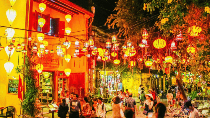 Take a leisurely walk around Hoi An old town when Hoi An Lantern Festival