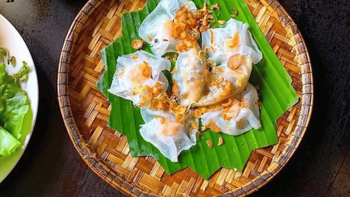 Banh vac (white rose cake)