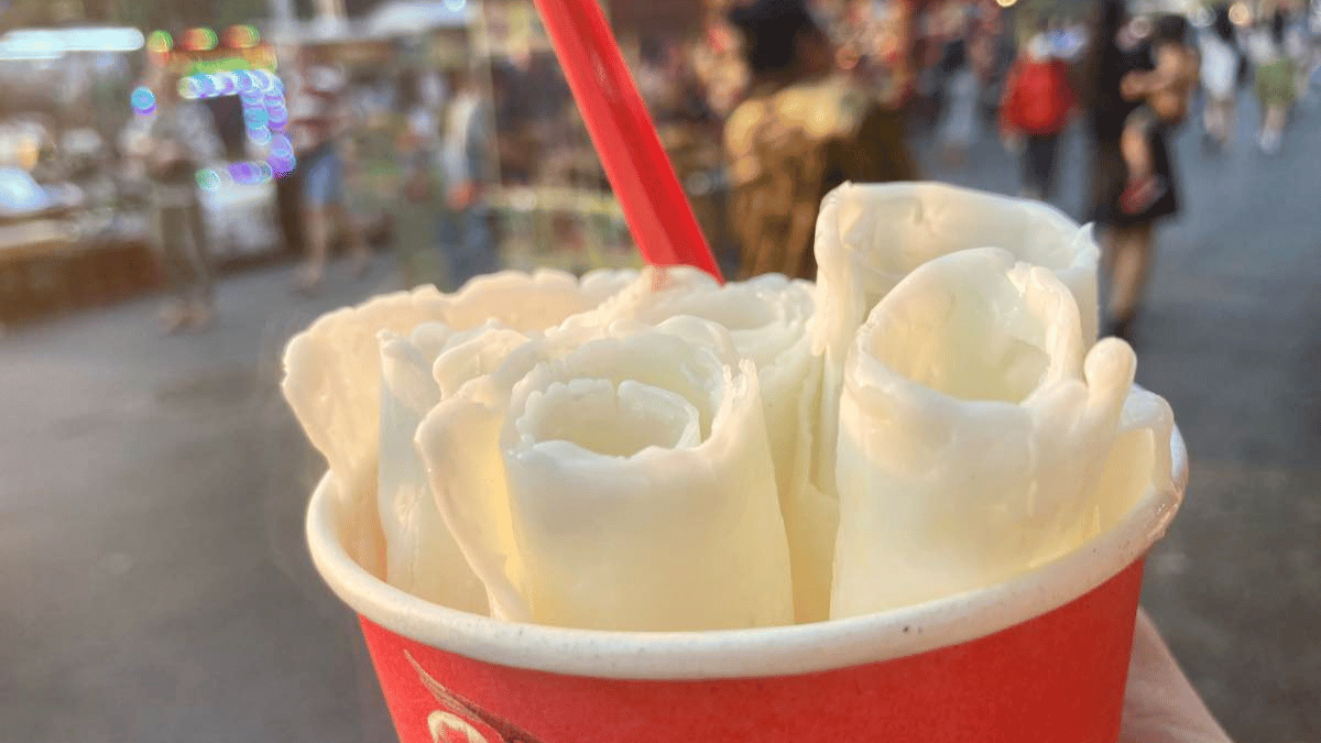 Ice cream rolls and refreshments