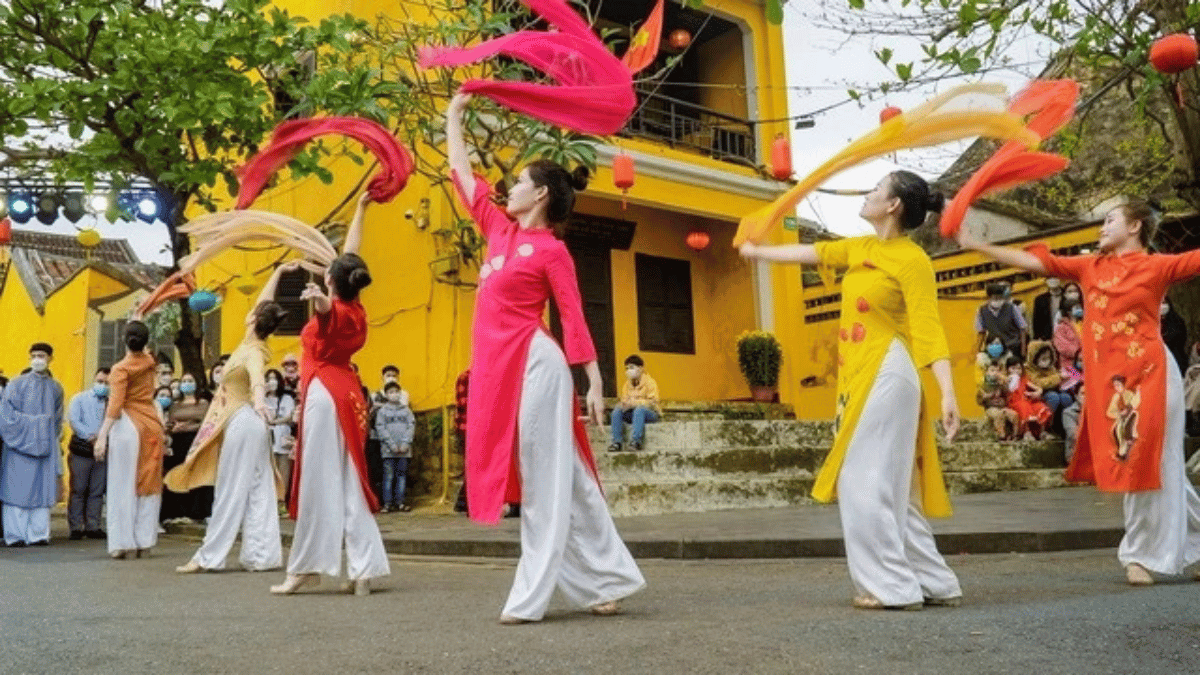 Street art performances in hoi an