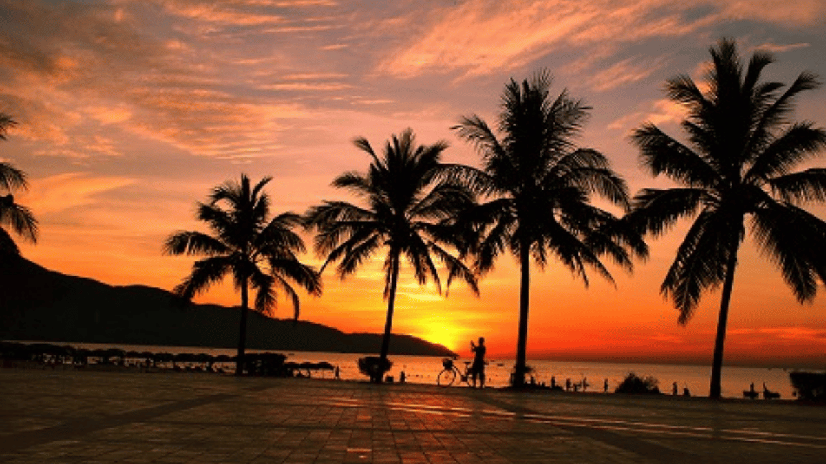 Watching the sunrise and sunset at my khe beach